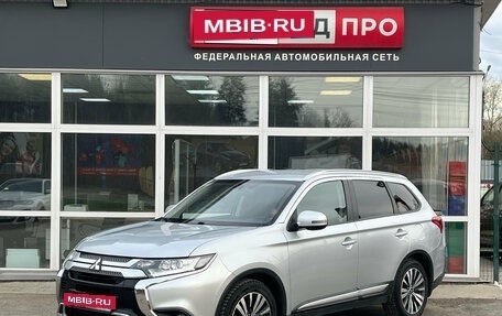Mitsubishi Outlander III рестайлинг 3, 2019 год, 2 150 000 рублей, 2 фотография