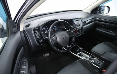 Mitsubishi Outlander III рестайлинг 3, 2019 год, 2 100 000 рублей, 10 фотография