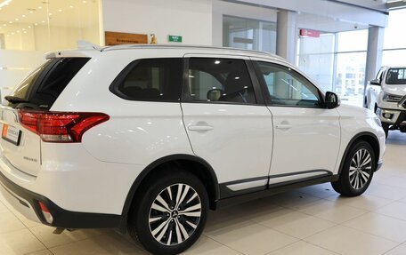Mitsubishi Outlander III рестайлинг 3, 2019 год, 2 660 000 рублей, 7 фотография