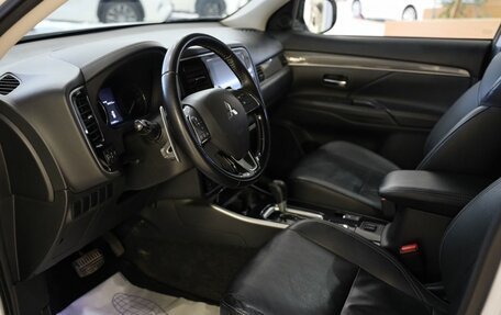 Mitsubishi Outlander III рестайлинг 3, 2019 год, 2 660 000 рублей, 15 фотография