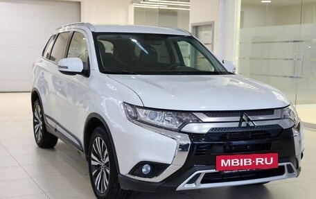 Mitsubishi Outlander III рестайлинг 3, 2019 год, 2 660 000 рублей, 5 фотография
