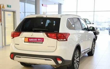 Mitsubishi Outlander III рестайлинг 3, 2019 год, 2 660 000 рублей, 8 фотография