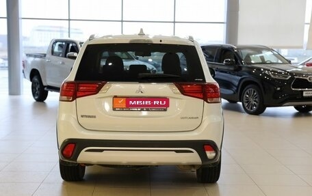 Mitsubishi Outlander III рестайлинг 3, 2019 год, 2 660 000 рублей, 10 фотография