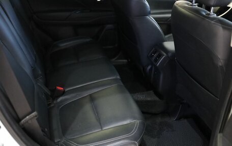 Mitsubishi Outlander III рестайлинг 3, 2019 год, 2 660 000 рублей, 18 фотография