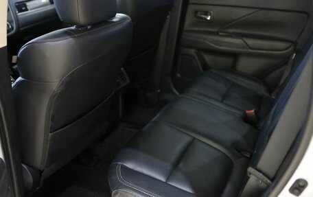 Mitsubishi Outlander III рестайлинг 3, 2019 год, 2 660 000 рублей, 16 фотография