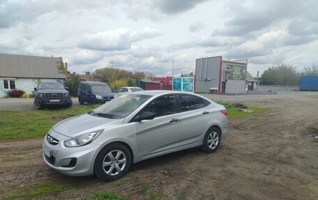 Hyundai Solaris II рестайлинг, 2013 год, 690 000 рублей, 3 фотография