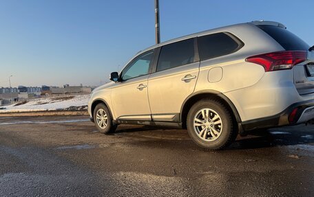 Mitsubishi Outlander III рестайлинг 3, 2018 год, 1 999 900 рублей, 2 фотография