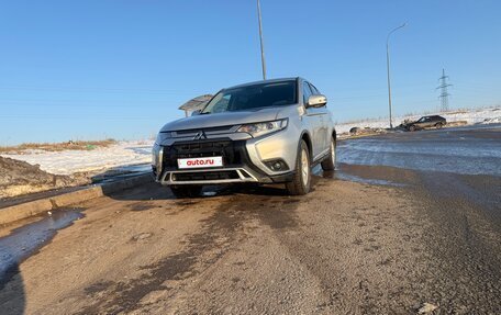 Mitsubishi Outlander III рестайлинг 3, 2018 год, 1 999 900 рублей, 4 фотография