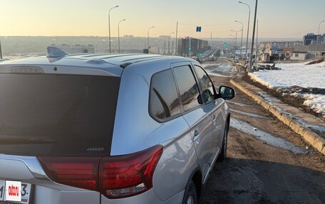 Mitsubishi Outlander III рестайлинг 3, 2018 год, 1 999 900 рублей, 6 фотография