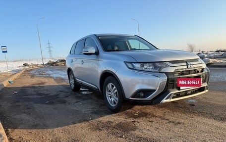 Mitsubishi Outlander III рестайлинг 3, 2018 год, 1 999 900 рублей, 3 фотография