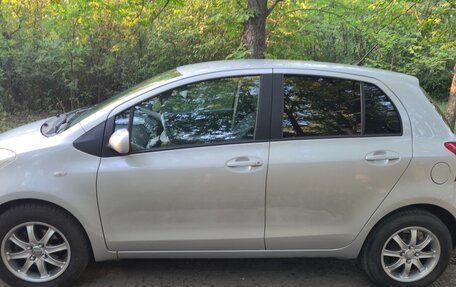 Toyota Yaris III рестайлинг, 2008 год, 595 000 рублей, 2 фотография
