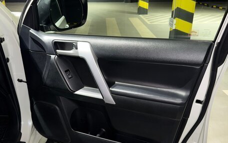 Toyota Land Cruiser Prado 150 рестайлинг 2, 2019 год, 6 300 000 рублей, 18 фотография