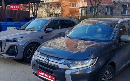 Mitsubishi Outlander III рестайлинг 3, 2019 год, 3 000 000 рублей, 2 фотография