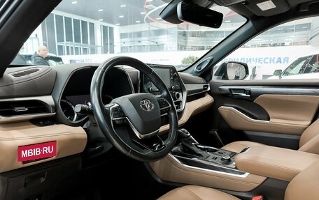 Toyota Highlander, 2021 год, 4 599 000 рублей, 20 фотография