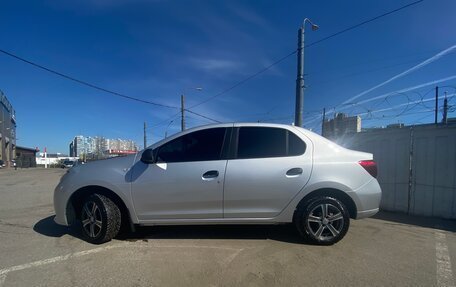 Renault Logan II, 2017 год, 900 000 рублей, 3 фотография