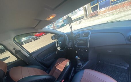 Renault Logan II, 2017 год, 900 000 рублей, 8 фотография