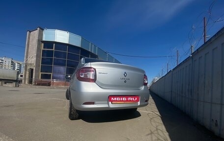 Renault Logan II, 2017 год, 900 000 рублей, 4 фотография