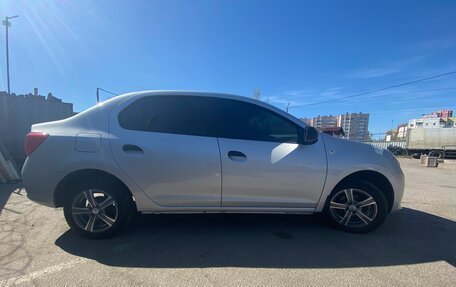 Renault Logan II, 2017 год, 900 000 рублей, 5 фотография