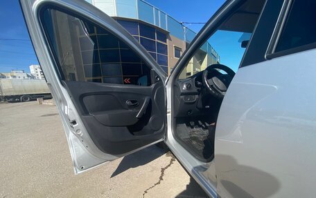 Renault Logan II, 2017 год, 900 000 рублей, 10 фотография