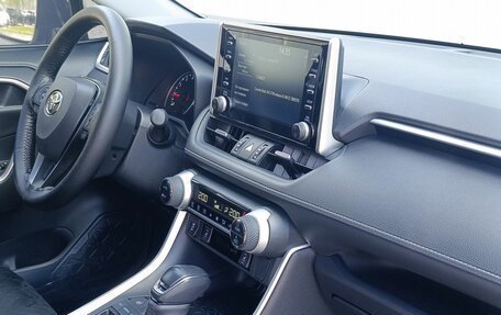 Toyota RAV4, 2021 год, 3 390 000 рублей, 10 фотография