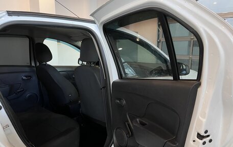 Renault Logan II, 2019 год, 995 000 рублей, 17 фотография