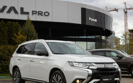 Mitsubishi Outlander III рестайлинг 3, 2022 год, 2 488 000 рублей, 2 фотография