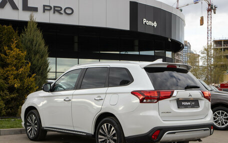Mitsubishi Outlander III рестайлинг 3, 2022 год, 2 488 000 рублей, 4 фотография