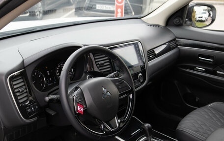 Mitsubishi Outlander III рестайлинг 3, 2022 год, 2 488 000 рублей, 9 фотография