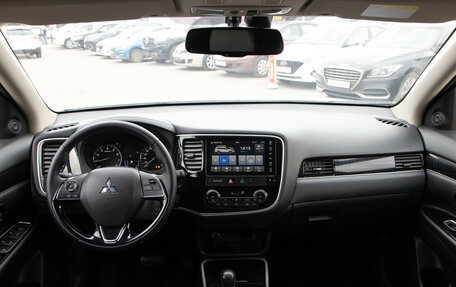 Mitsubishi Outlander III рестайлинг 3, 2022 год, 2 488 000 рублей, 10 фотография