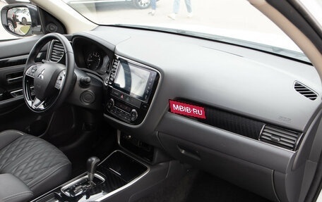Mitsubishi Outlander III рестайлинг 3, 2022 год, 2 488 000 рублей, 6 фотография