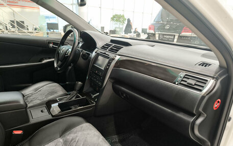 Toyota Camry, 2017 год, 1 990 000 рублей, 13 фотография