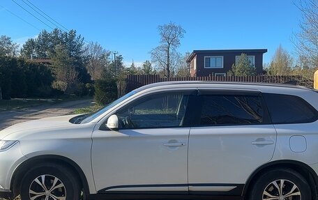 Mitsubishi Outlander III рестайлинг 3, 2018 год, 1 700 000 рублей, 2 фотография