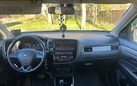 Mitsubishi Outlander III рестайлинг 3, 2018 год, 1 700 000 рублей, 10 фотография