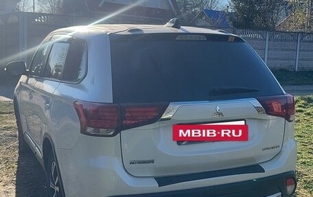 Mitsubishi Outlander III рестайлинг 3, 2018 год, 1 700 000 рублей, 4 фотография