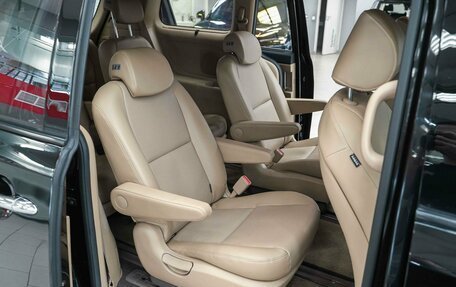 KIA Carnival III, 2016 год, 2 490 000 рублей, 10 фотография