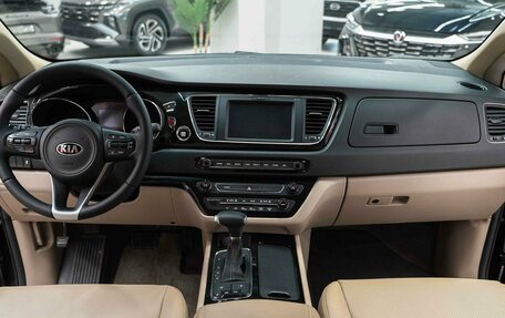 KIA Carnival III, 2016 год, 2 490 000 рублей, 15 фотография