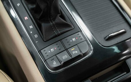 KIA Carnival III, 2016 год, 2 490 000 рублей, 12 фотография