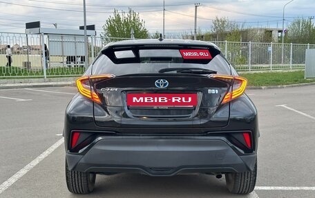 Toyota C-HR I рестайлинг, 2017 год, 2 320 000 рублей, 9 фотография