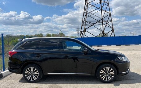 Mitsubishi Outlander III рестайлинг 3, 2022 год, 2 800 000 рублей, 3 фотография