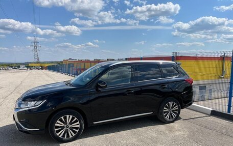 Mitsubishi Outlander III рестайлинг 3, 2022 год, 2 800 000 рублей, 4 фотография