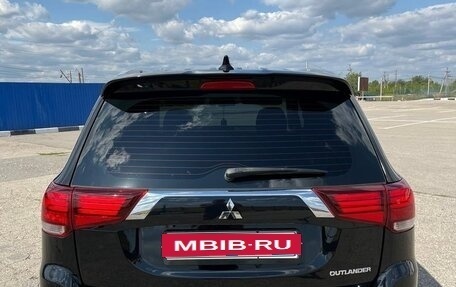 Mitsubishi Outlander III рестайлинг 3, 2022 год, 2 800 000 рублей, 5 фотография