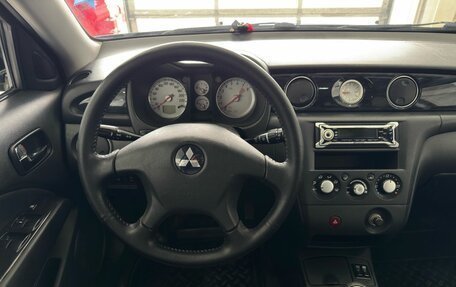 Mitsubishi Outlander III рестайлинг 3, 2003 год, 699 900 рублей, 11 фотография