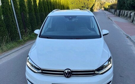 Volkswagen Touran III, 2021 год, 1 800 000 рублей, 2 фотография