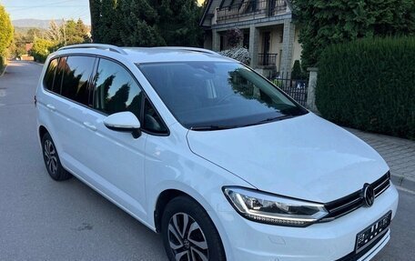 Volkswagen Touran III, 2021 год, 1 800 000 рублей, 3 фотография