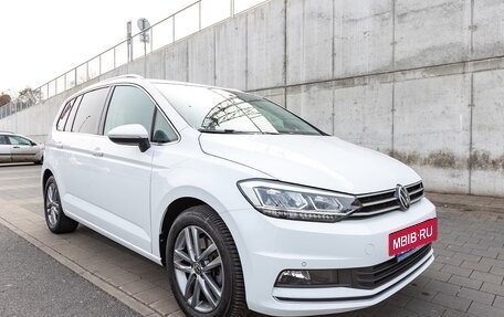 Volkswagen Touran III, 2022 год, 3 242 000 рублей, 2 фотография