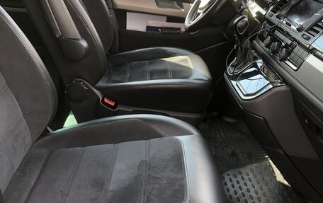 Volkswagen Multivan T6 рестайлинг, 2018 год, 3 800 000 рублей, 2 фотография