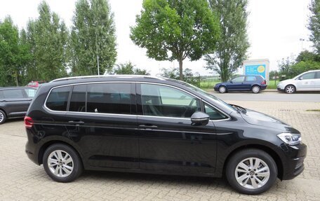 Volkswagen Touran III, 2023 год, 4 488 910 рублей, 3 фотография
