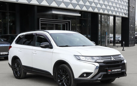Mitsubishi Outlander III рестайлинг 3, 2020 год, 2 100 000 рублей, 3 фотография