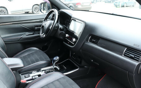 Mitsubishi Outlander III рестайлинг 3, 2020 год, 2 100 000 рублей, 9 фотография