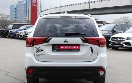 Mitsubishi Outlander III рестайлинг 3, 2020 год, 2 100 000 рублей, 6 фотография